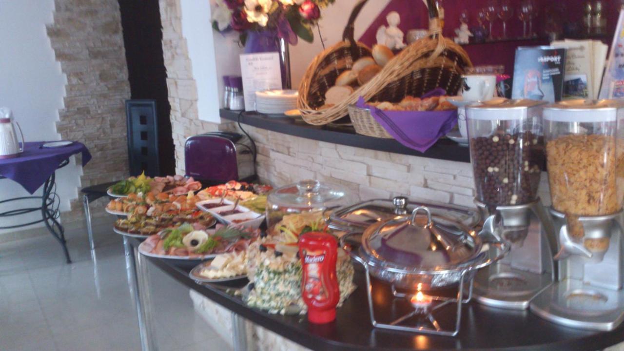 Bukowianski Dworek Bed & Breakfast Буковина Татжанска Екстериор снимка